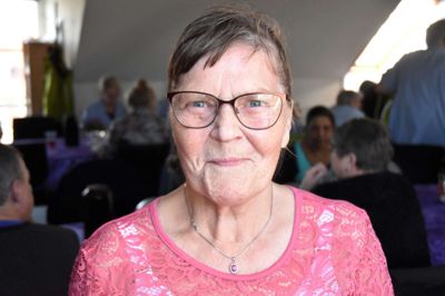Aase Andersens 40-årsjubilæum i hjemmeplejen blev fejret i Rolighedsparken, og den 74-årige hjemmehjælper blev tildelt dronningens fortjenstmedalje i sølv. Foto: Jacob Hove