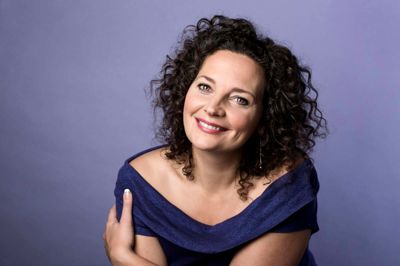 Anne-Cathrine Riebnitzsky besøger Ikast Bibliotek. Foto: Les Kaner