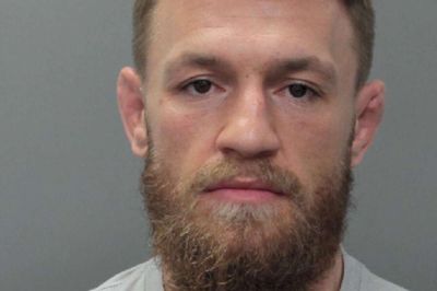 Handout/Reuters. Miami Beach Police har frigivet et billede af den irske MMA-stjerne Conor McGregor efter hans anholdelse mandag.