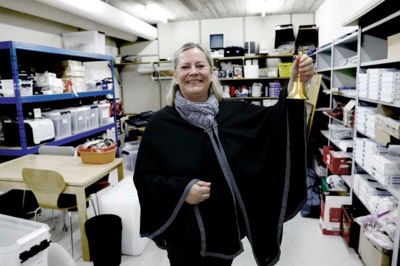 Karen Ravn Bach i kælderen, hvor valgsekretariatet mødes for at snakke planlægning af et forestående valg. Foto: Henrik Ole Jensen