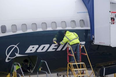 Stephen Brashear/Ritzau Scanpix. Ansatte på Boeing-fabrikken uden for Seattle i det nordvestlige USA arbejder på endnu et eksemplar af 737 MAX, der er den amerikanske flyproducents nyeste flytype.