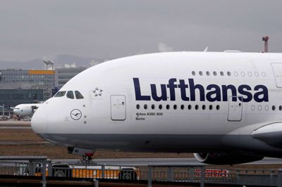 Kai Pfaffenbach/Reuters. Udgifter til brændstof og forsinkelser spænder ben for nyt rekordoverskud for Lufthansa. (arkivfoto)