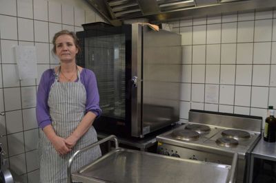 Henriette Lauth Thomsen er ansat i Folkekirkens Café og Dagligstue i Møllegade i Ikast. ? Foto: Flemming Thulstrup