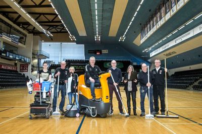 Et stærkt hold af medarbejdere sørger hver dag for, at Sportscenter Ikast fremstår rent og indbydende. Det er fra venstre Andrea Pop, Søren Ryltoft, Majbritt Jespersen, Benny Olesen, Jan Rahbek, Alma Hermannsen, Leif Wiwe og Kurt Mulvad. ?Foto: Tom Laursen