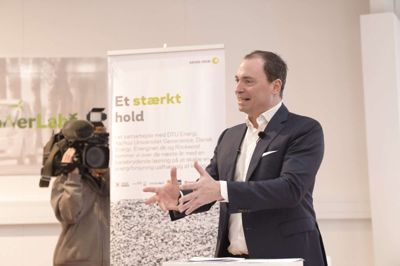 Claus Bech/Ritzau Scanpix. Uddannelses- og forskningsminister Tommy Ahlers (V) forklarer om det nye varmelager, der kan være med til at løse udfordringen med at gemme vind- og solenergi, til der er mere behov for den.