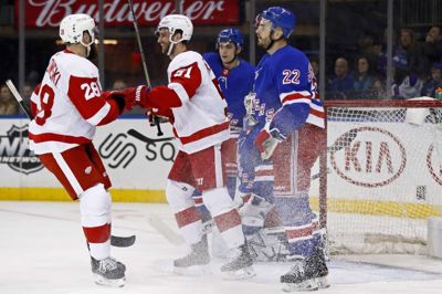 Frans Nielsen (i midten) scorede det første mål, da Detroit Red Wings natten til onsdag hentede en sjælden sejr i NHL. Foto: Adam Hunger/Ritzau Scanpix