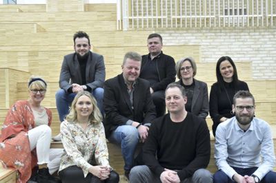 Vores Ikasts bestyrelse består af - fra venstre - Anne Dalsgaard, Nanna Møller (nyvalgt), Benjamin Piechnik, Viggo Mulvad, Jan Skarsholt Grønbæk (bagerst), Jesper Nielsen, Irene Ravn, Ann Merete Kongensgaard og Kasper Bæk Vestergaard (holder pause).