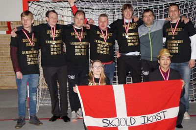 Skjolds A-hold, der har vundet regionsmesterskabet tre gange i træk er også forsvarende forbundsmestre og er klar til at kæmpe for endnu en titel i 2019. Holdet består af spillerne: Morten Bøgild, Carsten Staal, Peter Petersen, Frederik Sandgaard, Jan Fogh, Morten Larsen og Laura Christensen.?Foto: Privatfoto