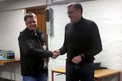 Ole Nielsen fra fodboldafdelingen blev årets IFS'er. Her får han pokal af formand Palle Høj. Foto: PR-foto