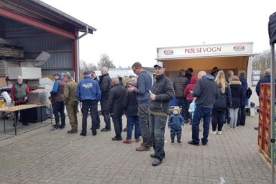 Der blev langet en masse pølser over disken i Bording fredag.