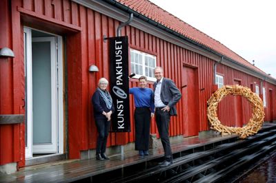 Fra venstre ses bestyrelsesmedlem i Kunstpakhuset Elin Juhl Nielse, i midten formand for venneforeningen Anette Juhl Ternholt og formand Ole Søndergaard. ??Foto: Henrik Ole Jensen