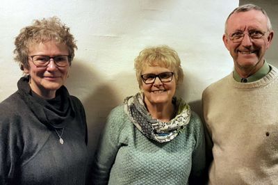 Formanden for Ældre Sagen Hans Peder Nielsen sammen med lederne af Sorg- og Livsmodsgruppen - fra venstre Marianne Mide Michelsen og Lis Hansen. Foto: Privatfoto