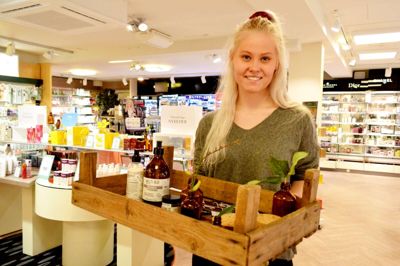 Michelle Mathiasen. elev i den lokale Matasbutik - vil i sin fagprøve have fokus på en naturlig og økologisk hudplejeserie. ?Foto: Laila Kempel