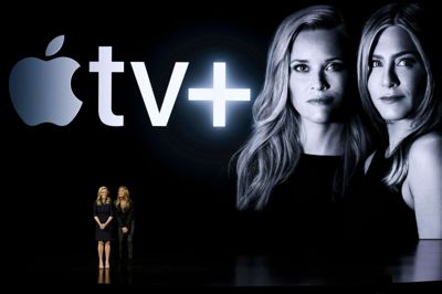 Michael Short/Ritzau Scanpix. Skuespillerinderne Reese Witherspoon og Jennifer Aniston vil kunne opleves på Apples kommende streamingtjeneste, Apple TV+, der bliver lanceret i efteråret.