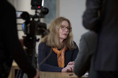 10010 Janerik Henriksson/TT/Ritzau Scanpix. Birgitte Bonnesen, der her ses, da hun blev interviewet om mulig hvidvask i bankens afdeling i Baltikum, får 15 millioner kroner i godtgørelse for den fyreseddel, hun har modtaget for sin håndtering af sagen.