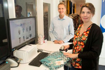 Kirsa Jespersen gik som tandlæge ned med stress. Senere blev hun optaget i broren Kent Medoms webshop i Ikast. Det har hun aldrig fortrudt. ?PR-foto