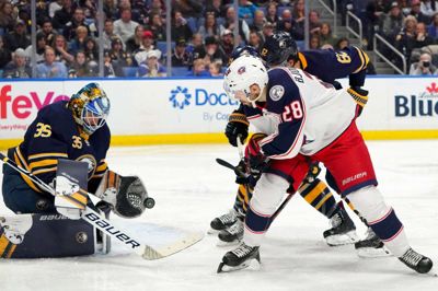 Columbus Blue Jackets danske højrewing, Oliver Bjorkstrand, havde flere dueller med Buffalo Sabres-målmanden i 4-0-sejren. Foto: Kevin Hoffman/Ritzau Scanpix