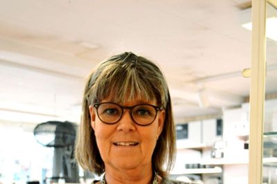 De populære fugle fra Kay Boysen er et af søndagens gode tilbud hos Imerco. Butikschef Helle Bøgild har her fundet turtelduer frem fra glasskabet. ?Foto: Laila Kempel