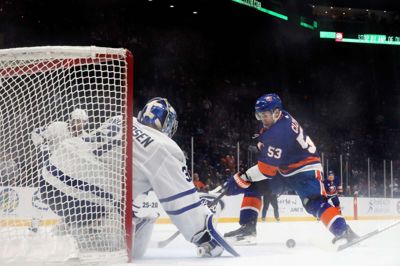 Frederik Andersen (31) i målet stopper New York Islanders' Casey Cizikas' skud i 2-1-sejren i New York. Foto: Bruce Bennett/Ritzau Scanpix