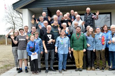 Der var masser af glade mennesker på Ruskjærholm, da Fonnesbæk Y's Men's Club med stort smil kunne uddele 124.400 kroner til lige så glade frivillige foreninger og organisationer i Ikast-Brande. Uddelingen fandt sted på Ruskjærholm, der var årets hovedmodtager med 30.000 kroner. ?Foto: Laila Kempel