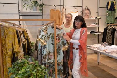 Der er masser af fine, nye forårsvarer i butikken, når Butique Claire deltager i årets Forårsmesse i Strøgcentret. Conni Jørgensen og Emilie Hedegaard er klar med professionel vejledning og gode råd til kunderne, som også kan se frem til at blive forkælet en lille smule. Foto: Laila Kempel