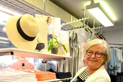 Marianne Christensen fra Spin Mode glæder sig til foråret, hvor modetendensen siger masser af friske og nye farver - og så glæder hun sig til søndagens Forårs messe, hvor der er masser af humør og mange mennesker i Strøgcentret. ? Foto: Laila Kempel