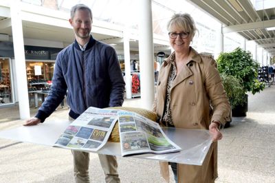 Jacob Hove og Anne Dalsgaard vil indrette et hyggeligt avislæserhjørne, hvor Mediehuset Ikast-Brande for alvor slår fast, at byens aviser er i øjenhøjde med borgerne. Indtil stakken af aviser ankommer, må de selv holde bordpladen. Foto: Laila Kempel