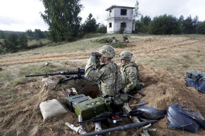 Ints Kalnins/Reuters. Brigadegeneral Henrik Lyhne advarer om, at soldaterne i Forsvaret har så travlt, at de bliver slidt op. Forsvarschefen anerkender travlhed, men forventer at situationen bliver bedre de kommende år. (Arkivfoto)