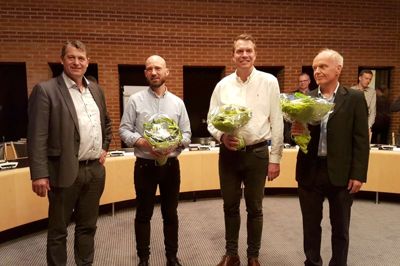 Efter mandagens byrådsmøde blev det afsløret hvilke firmaer, der er valgt til at opføre Brandes nye skole. Borgmester Ib Lauritsen ses her sammen med tre repræsentanter for holdet: Niels Haugaard, partner og arkitekt hos GPP Arkitekter A/S, Lasse Ebler, projektchef, NCC Danmark A/S og Henrik Korr, områdedirektør hos NCC Danmark A/S. ?Foto: Thomas Vang Nielsen
