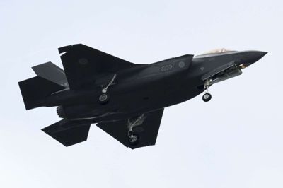 Kazuhiro Nogi/Ritzau Scanpix. Et japansk F-35-fly er styrtet ned, bekræfter Japans forsvarsministerium natten til onsdag dansk tid. Her ses et af det japanske luftvåbens F-35-fly på en testflyvning i oktober 2018.