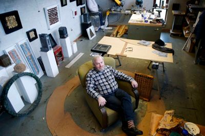 Kunstneren Jens Christian Jensen fylder 70 år og ses her i sit værksted i parcelhuskvarteret i Ikast. Foto: Flemming Hansen