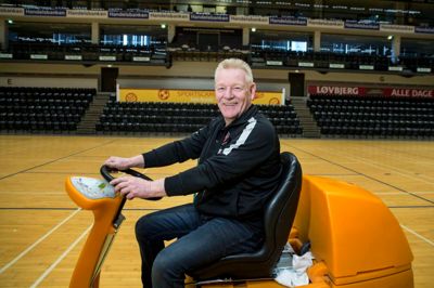 Benny Olesen har hænderne skruet helt rigtigt på, så han og kollegerne klarer alle forefaldne opgaver i Sportscentret. Her er han i krig med gulvvasken. ?Foto: Tom Laursen