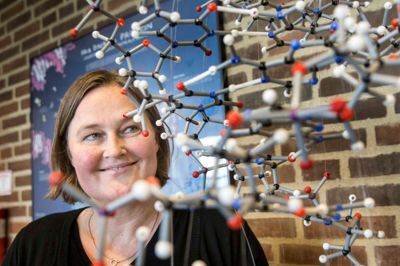 Tonje Kjærgaard er vant til at have mange bolde i luften. Den tidligere håndboldstjerne underviser i dag i biologi på Ikast-Brande Gymnasium. ?Foto: Tom Laursen
