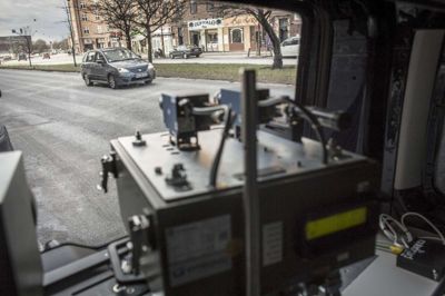 Der blev udskrevet cirka 44.600 færre bøder fra fotovogne og stærekasser (ATK) i 2018 sammenlignet med året før. Mens måletiden for fotovogne faldt, så steg den samlede ATK-måletid med over 5000 timer sidste år på grund af de nyopstillede stærekasser. Foto: Niels Ahlmann Olesen/Ritzau Scanpix