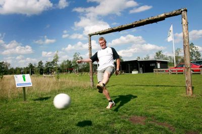 En sommerbrand i 2017 satte for en stund en stopper for aktiviteterne på Midtjysk Fodboldgolfs bane i Munklinde. Men efter to års arbejde er banen igen klar til brug fra på fredag. ? Foto: Flemming Hansen