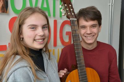 Theresa Niiranen Garney og Aske Lund Schjøtz fra musikholdet på Midtjysk Efterskole havde en fed dag som rockstjerner sammen med Carpark North Foto: PR-foto