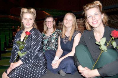Der er flere deltagere fra Ikast-Brande Kommune med i den store Evita Musical i Herning Kongrescenter. Fra venstre er det Kristina Linnebjerg, Henriette Danielsen, Esther Meidahl og Louise T. Nikolajsen. Foto: Laila Kempel