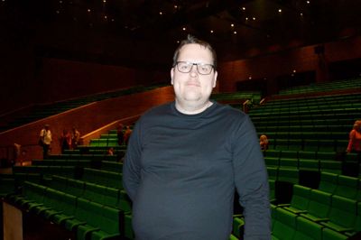Lille-Lars Porskjær Møller er tilbage i Kongrescentret, hvor han efter mange års frivillig arbejde fandt sin fremtidige levevej som scenetekniker. I dag er han ansat ved Det Kongelige teater i København. Foto: Laila Kempel