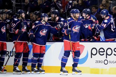 Columbus Blue Jackets' danske højrewing, Oliver Bjorkstrand, (i midten) fejrer sit mål til 2-0 i 3-1-sejren over Tampa bay Lightning natten til mandag. Foto: Aaron Doster/Ritzau Scanpix
