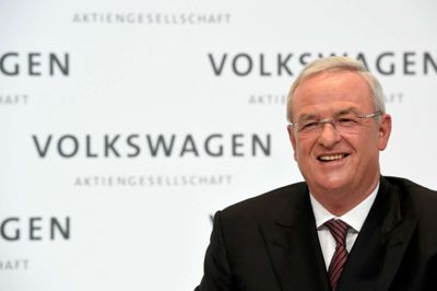 Tobias Schwarz/Ritzau Scanpix. Den tyske anklagemyndighed har rejst anklager om groft bedrageri mod den tidligere topchef i Volkswagen Martin Winterkorn og fire andre fra ledelsen. Anklagerne kommer i forlængelse af dieselsagen, hvor bilgiganten forsøgte at vildlede amerikanske miljømyndigheder.
