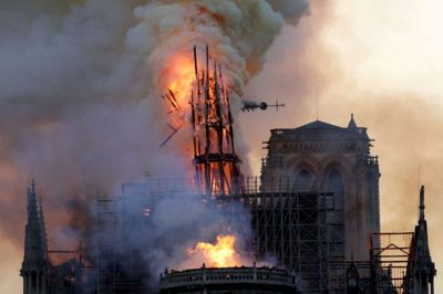 Geoffroy Van Der Hasselt/Ritzau Scanpix. En omfattende brand har hærget katedralen Notre Dame i Paris. Branden brød angiveligt ud i tagkonstruktionen og ødelagde blandt andet kirkens spir.