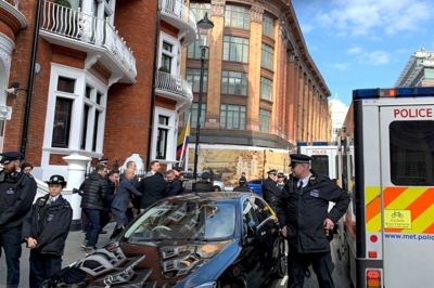 Social Media/Ritzau Scanpix. Under stor virak blev Julian Assange slæbt væk fra Ecuadors ambassade i sidste uge.