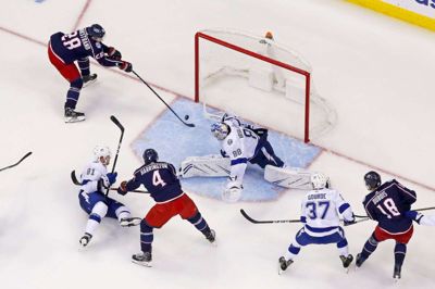 Oliver Bjorkstrand stod klar til at skrabe pucken ind over stregen, efter at den havde ramt Andrei Vasilevskiy i Lightning-målet. Foto: Kirk Irwin/Ritzau Scanpix