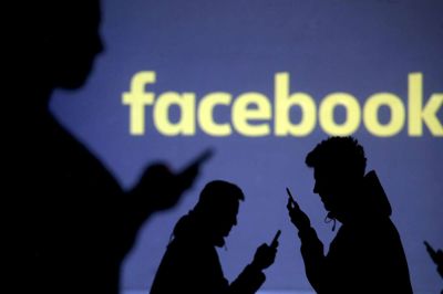Dado Ruvic/Reuters. Det sociale medie Facebook oplyser, at det ved en fejl har indsamlet 1,5 millioner brugeres e-mailkontakter.