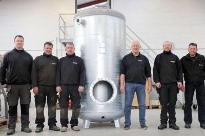 Holdet bag Jysk Vandrensning linet op samme med en af de store beholdere til rensning af vandet. Fra venstre, Steffen Holm Nielsen, Bo Bach Jonasson, Henrik G. Andersen, Knud Nielsen, Jesper Skovbjerg Nørgård og Peter S. Holgersen. Steen Albæk Jønsson er ikke med på billedet.Foto: Villy Guldbrand Jensen
