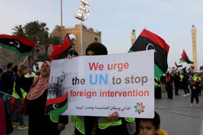 Ahmed Jadallah/Reuters. Libyske demonstranter kræver et stop for en offensiv mod Tripoli udført af militsen LNA under ledelse af Khalifa Haftar, som har fået støtte fra USA. Antallet af dræbte siden den 5. april er på over mindst 220. - deriblandt civile. Det oplyser FN's sundhedsorganisation, WHO.