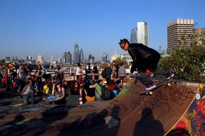 Simon Dawson/Reuters. En skateboarder under en protestaktion ledet af gruppen Extinction Rebellion i London ved Waterloo Bridge. Over 750 klimaaktivister er anholdt under klimaoprør i den britiske hovedstad.