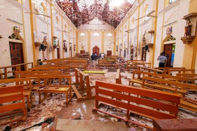 Stringer/Reuters. Mindst 207 mennesker - heraf mindst 35 udlændinge - er meldt dræbt. Derudover er omkring 450 sårede efter mindst otte kraftige bombeangreb, der ramte Sri Lanka søndag morgen. Angrebene fandt sted på hoteller og i kirker.