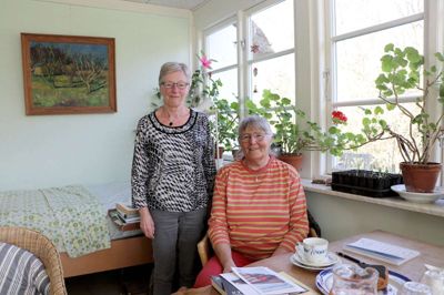 Ulla Jonassen (t.h.) og Ulla Schwartz kunne godt bruge flere kolleger i vågetjenesten, et af Røde Kors' tilbud i gl. Nr. Snede Kommune.