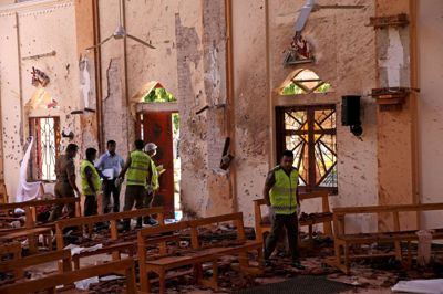 Politiet på arbejde i den katolske kirke St. Sebastian Catholic Church, efter terrorangrebet søndag. ?Foto: Athit Perawongmetha/REUTERS